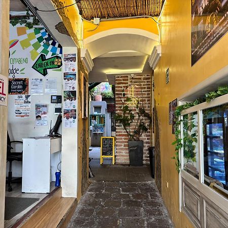 The Secret Garden Hostel Quito Exterior photo