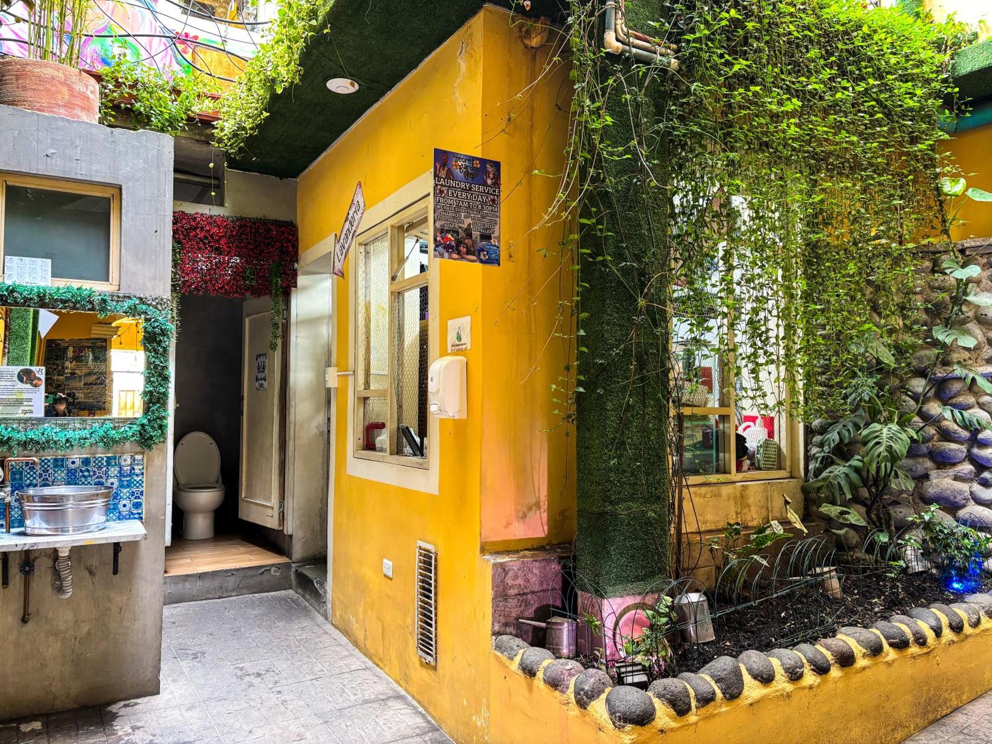 The Secret Garden Hostel Quito Exterior photo