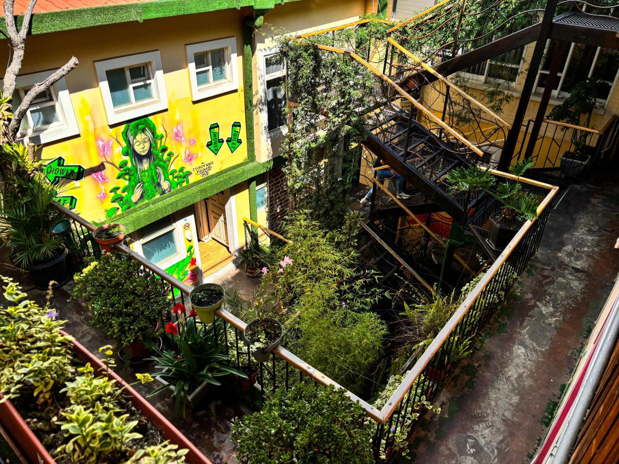 The Secret Garden Hostel Quito Exterior photo