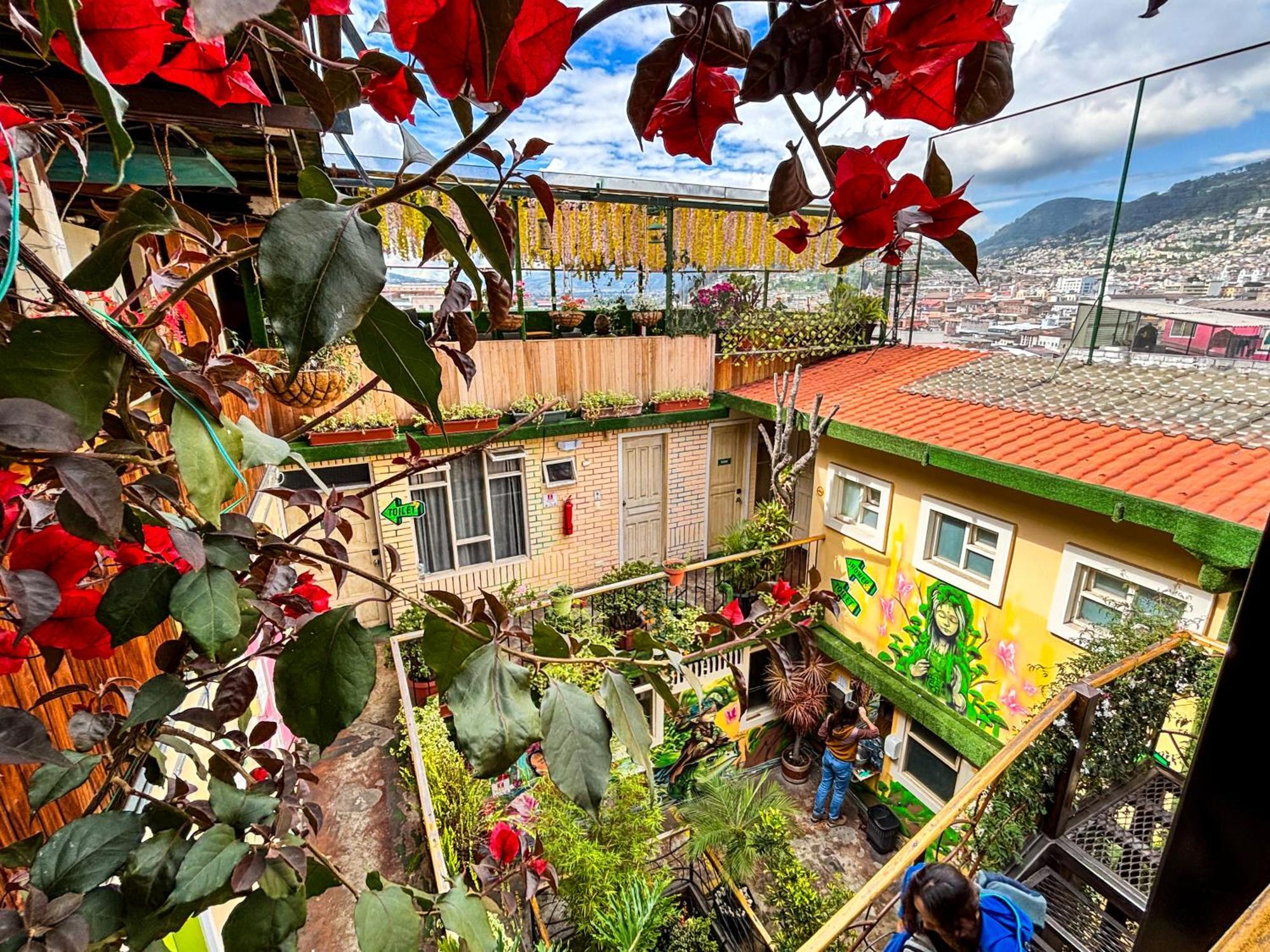 The Secret Garden Hostel Quito Exterior photo
