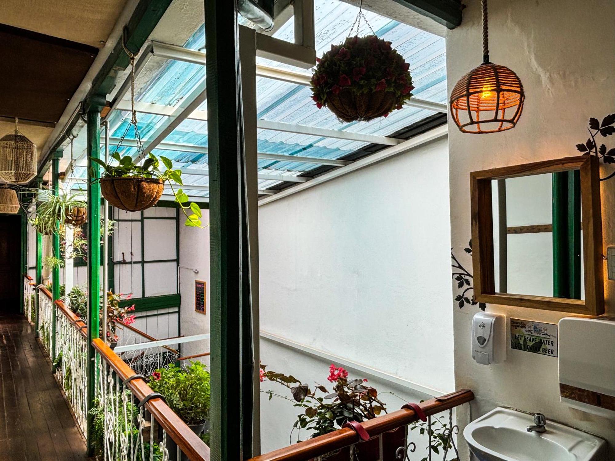 The Secret Garden Hostel Quito Exterior photo